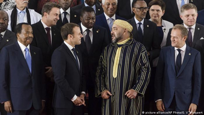 Group picture of EU and African heads of state (picture-alliance/AP Photo/G. V. Wijngaert)
