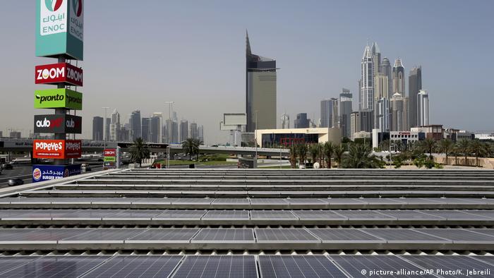 Vereinigte Arabische Emirate Abu Dhabi - Solarenergie (picture-alliance/AP Photo/K. Jebreili)