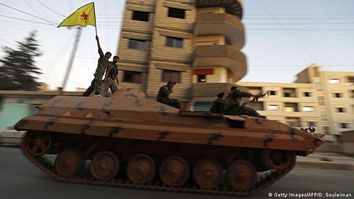 Syrien YPG Kämpfer in Qamishli 