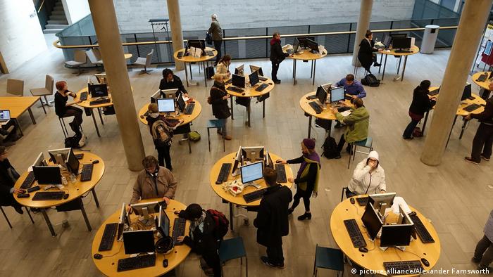 Finnland Helsinki Universitätsbibliothek (picture-alliance/Alexander Farnsworth)