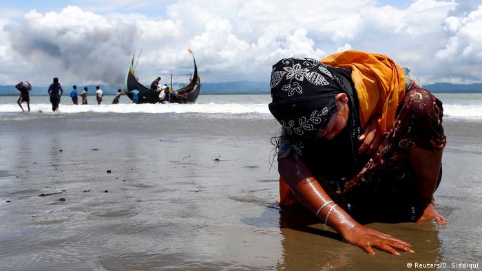 Rohingya refugee kneels at beach (Reuters/D. Siddiqui)