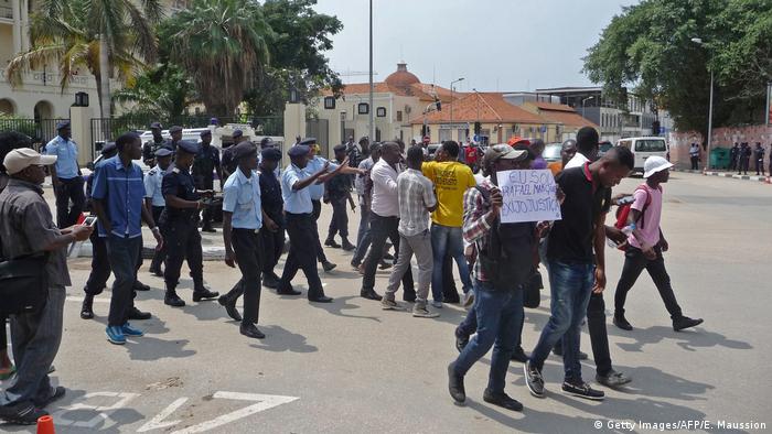 Angola Demonstration für Anti-Korruptionsaktivisten (Getty Images/AFP/E. Maussion)
