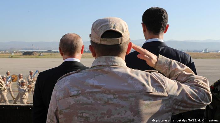 Syrien Putin ordnet Rückzug an - Besuch auf Militärbasis (picture alliance/ dpa/TASS/M. Klimentyev)