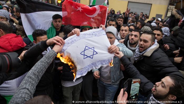 Manifestantes quemando la estrella de David en Berlín.