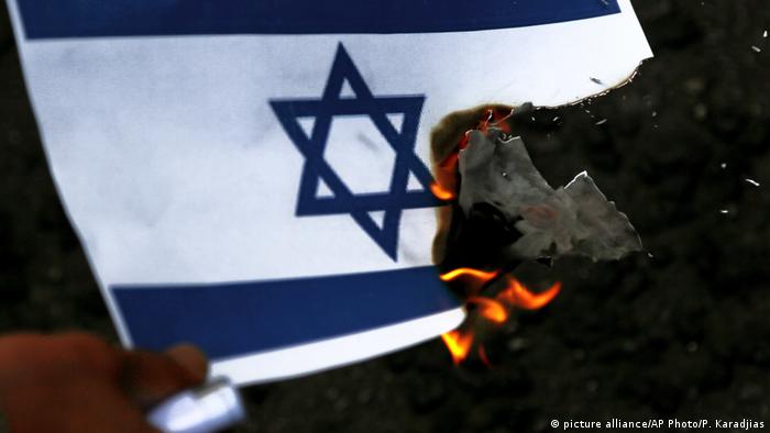 Symbolbild brennende Israel-Fahne (picture alliance/AP Photo/P. Karadjias)