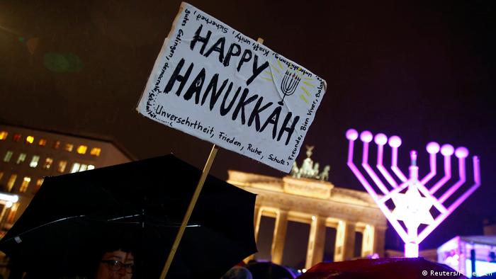 Deutschland Chanukkah Fest Brandenburger Tor in Berlin (Reuters/F. Bensch)
