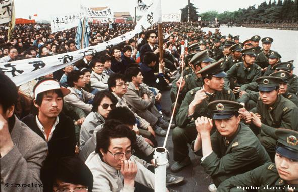 China 1989 Platz des Himmlischen Friedens Tian'anmen-Platz Pro-Demokratie Demonstranten und Soldaten der Volkksbefreiungsarmee in Peking (picture-alliance / dpa)