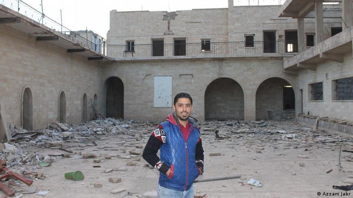 Ativista Bandar Faris nas ruínas de um monastério de Mossul