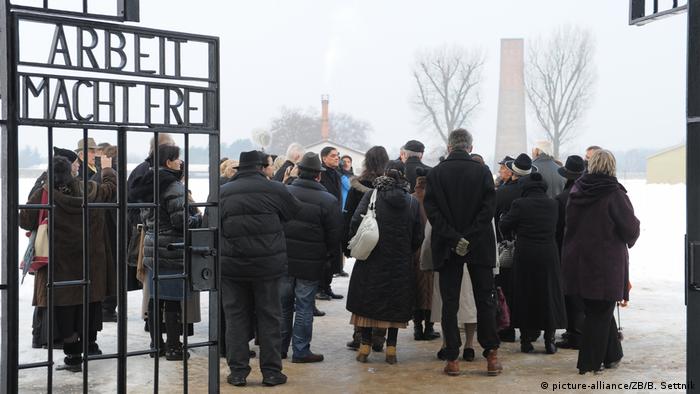 Gedenkveranstaltung für ermordete Sinti und Roma im früheren Konzentrationslager Sachsenhausen (picture-alliance/ZB/B. Settnik)