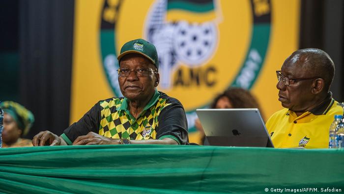 Südafrika ANC Parteitag Zuma und Ramaphosa (Getty Images/AFP/M. Safodien)
