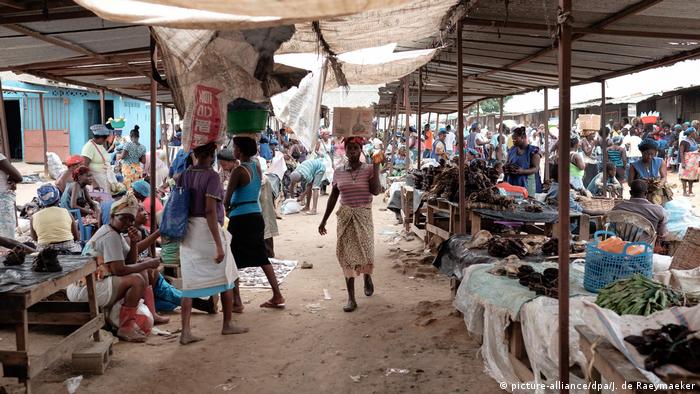 Angola Markt in Luanda (picture-alliance/dpa/J. de Raeymaeker)