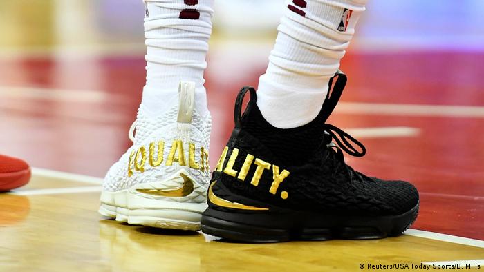 Basketball LeBron James in weißem und schwarzem Schuh (Reuters/USA Today Sports/B. Mills)