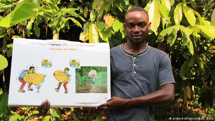 Това е Серж. Той е сътрудник на Международната инициатива за какаото. Серж просвещава за рисковете на детския труд. Семействата трудно приемат това, защото са принудени да разчитат на доходите, които носи трудът на децата им. Програмите на концерните за защита на децата все по-често объркват плановете им. 