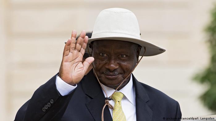 President Yoweri Museveni waving (picture alliance / dpa / Langsdon)