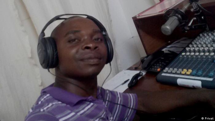 Baltazar Vítor im Radiostudio in Mosambik