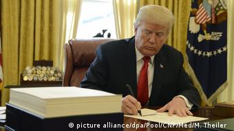 USA Trump unterzeichnet Tax Cut Bill (picture alliance/dpa/Pool/CNP/Med/M. Theiler )