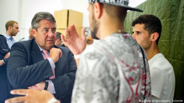 Deutschland Sigmar Gabriel besucht Flüchtlinge in Frankfurt (picture-alliance/dpa/C. Schmidt)