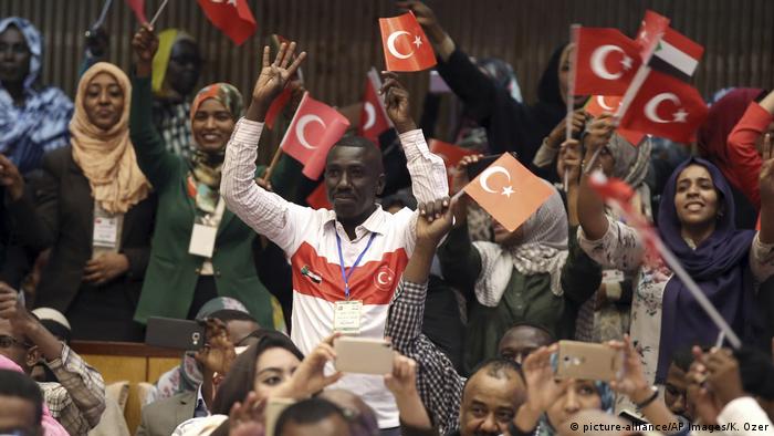 Sudan Der türkische Präsident Erdogan auf Staatsbesuch (picture-alliance/AP Images/K. Ozer)