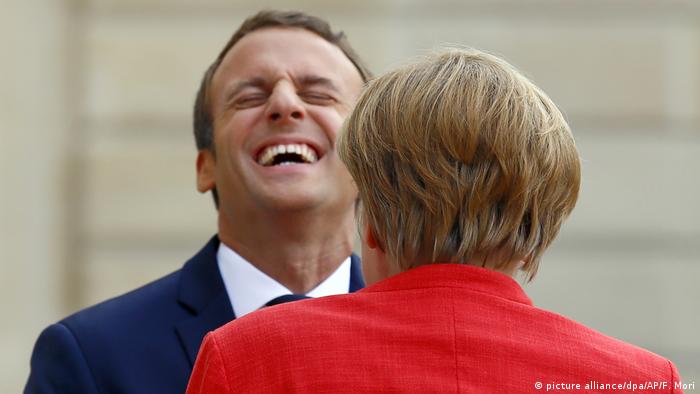 Emmanuel Macron (esq.) e Angela Merkel 
