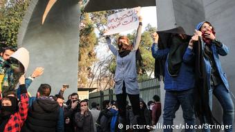 Участники антиправительственных выступлений в Тегеране, 30 декабря 