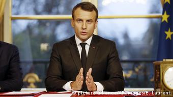 Frankreich Emmanuel Macron unterzeichnet Steuergesetze in Paris (picture alliance/AP Images/E. Laurent)
