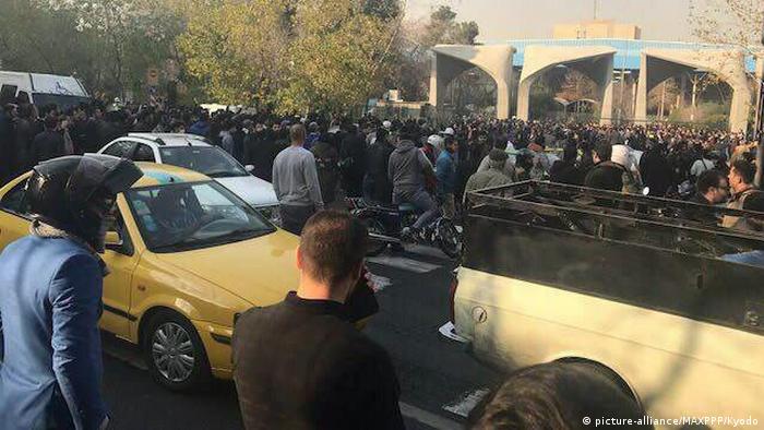 Iran Proteste gegen Regierung in Teheran (picture-alliance/MAXPPP/Kyodo)
