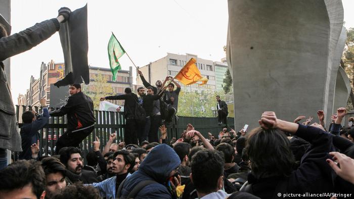 Iran Proteste gegen Regierung in Teheran (picture-alliance/AA/Stringer)