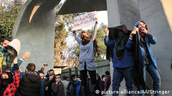 گزارش‌های غیررسمی حاکی است که در میان بازداشت‌شدگان شماری از دانشجویان طیف چپ دانشگاه‌های تهران و شهرهای دیگر وجود دارند.
