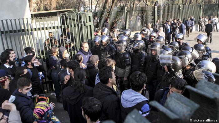 پروانه سلحشوری عضو فراکسیون امید مجلس ایران می‌گوید، نهادی که پشت بازداشت‌های دانشجویان قرار دارد وزارت است. 