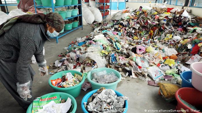 Mülltrennung in Indien (picture-alliance/Zumapress/S. Thakur )
