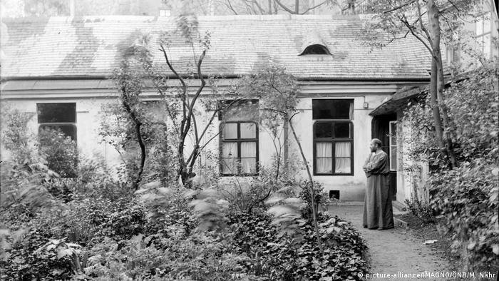 Gustav Klimt 1911 vor seinem Haus (picture-alliance/IMAGNO/ÖNB/M. Nähr)