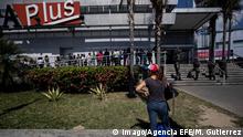 Venezuela Caracas Polizei bewacht Eingang zu Supermarkt
