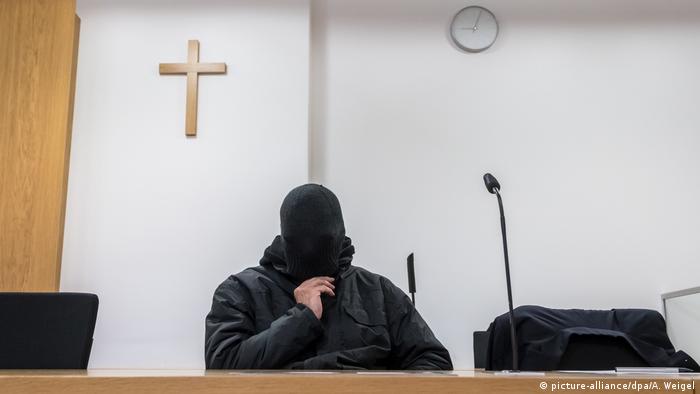 Former priest, on trial for sexually abusing minors, on trial in Germany (picture-alliance/dpa/A. Weigel)