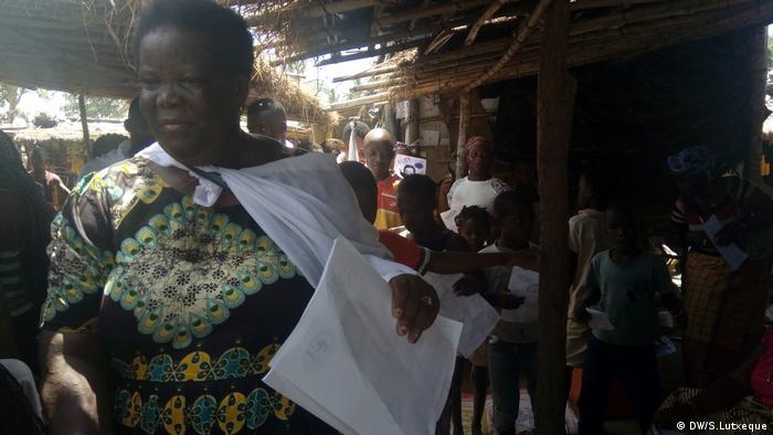 Mosambik, Filomena Mutoropa die einzige weibliche Konkurrenz (Pahumo) zu den Zwischenwahlen in Nampula (DW/S.Lutxeque)