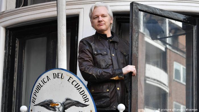 London, Julian Assange auf dem Balkon der Ecuadorianischen Botschaft (picture-alliance/J.Wiseman)