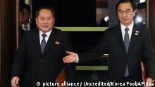 Gespräche zwischen Nord- und Südkorea Cho Myoung Gyon (r) und sein nordkoreanischer Amtskollege Ri Son Gwon