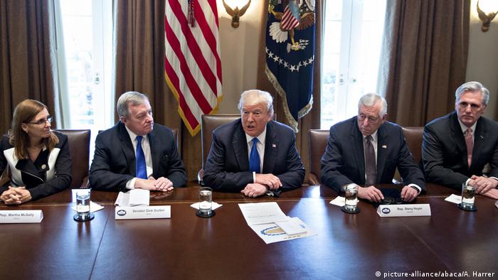 USA Donald Trump im Weißen Haus in Washington (picture-alliance/abaca/A. Harrer)