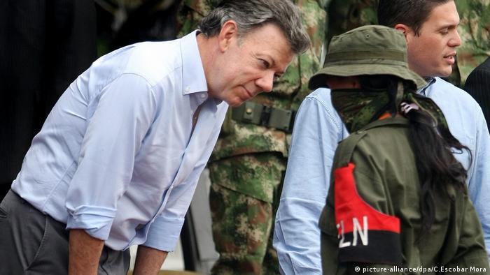 Kolumbien, Juan Manuel Santos und ELN Guerrilla (picture-alliance/dpa/C.Escobar Mora)