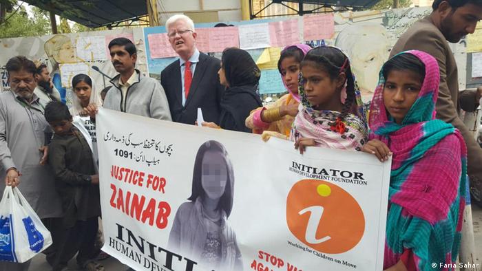 Protest in Karachi against 7-year-old Zainab Ansari's rape and murder in Kasur (Faria Sahar)