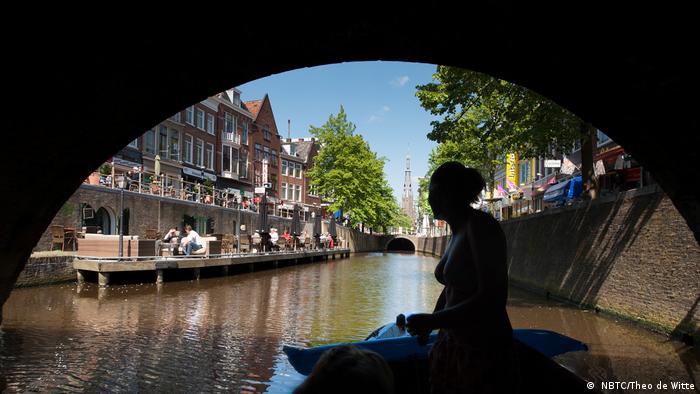 Leeuwarden, canal con casas típicas holandesas.