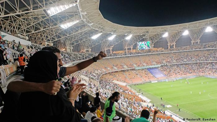 Saudi Arabien Erstmals Frauen bei Fußballspiel im Stadion (Reuters/R. Baeshen)
