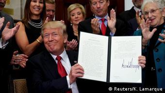 Donald Trump unterzeichnet Executive Order (Reuters/K. Lamarque)