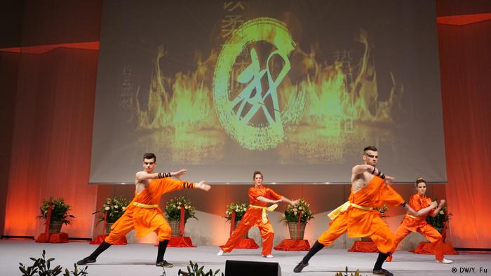 Espectáculo con motivo de la fundación de la Asociación china Qipao en Neuss, Alemania