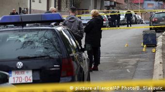 Police investigate the scene of murdered politician Oliver Ivanovic (picture-alliance/AP Photo/B. Slakovic)