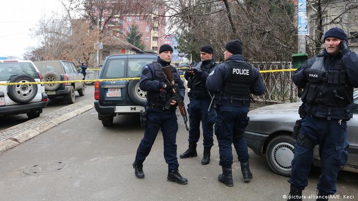 Kosovo Oliver Ivanovic erschossen - Polizei am Tatort (picture-alliance/AA/E. Keci )