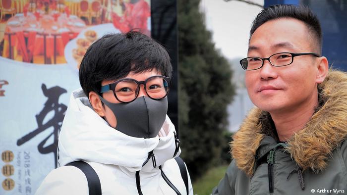 Mulher de máscara e homem de óculos na China
