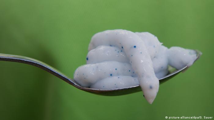 Pile of toothpaste on a spoon (picture-alliance/dpa/S. Sauer)