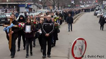 Kosovo Mitrovica - Tausende Menschen auf den Straßen zeigen Respekt gegenüber dem ermordeten Politiker Oliver Ivanovic (J. Đukić-Pejić)