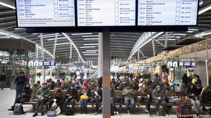 Niederlande Ausfall von Bahnen wegen Sturmtief Friederike (Getty Images/AFP/J. Jumelet)