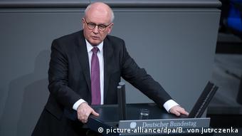 Deutschland Bundestag Debatte zu Antisemitismus | Volker Kauder CDU (picture-alliance/dpa/B. von Jutrczenka)